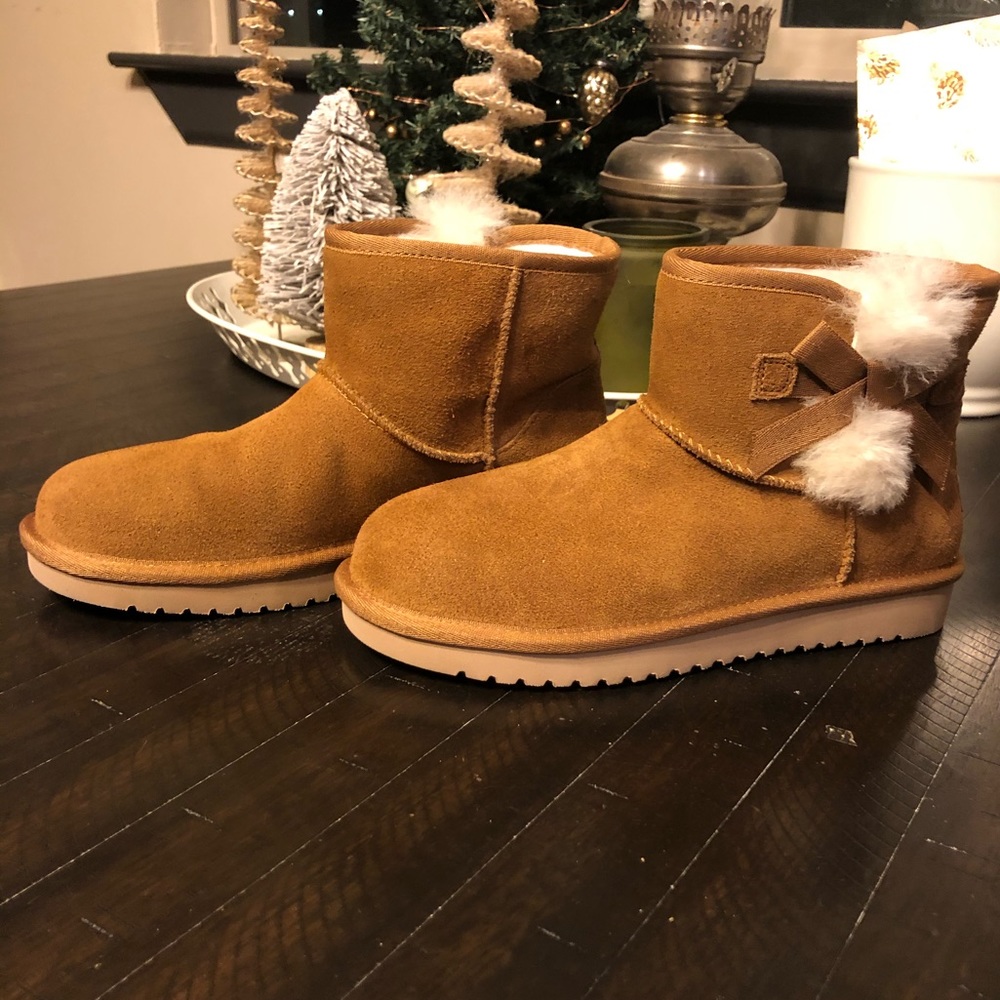 New Kookaburra by UGGS short booties size 6